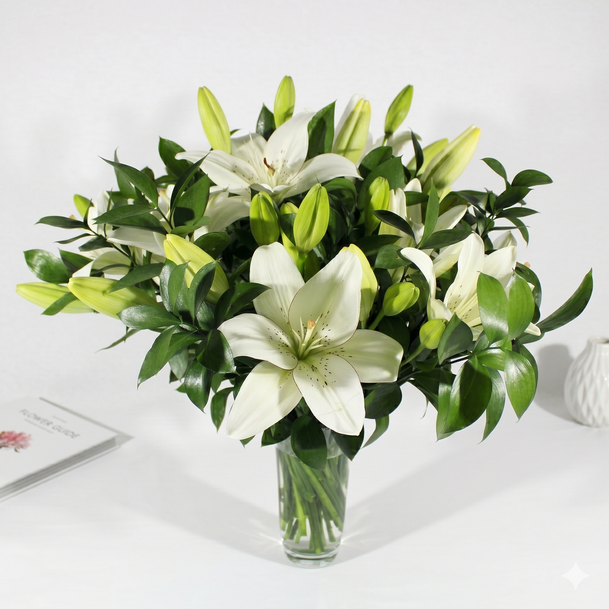 Ramo de lilium oriental y verdes frescos